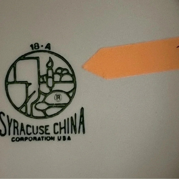 Vintage Yale University Dinner Plates by Syracuse- Qui Transulit Sustinet- 1980s - Picture 8 of 8